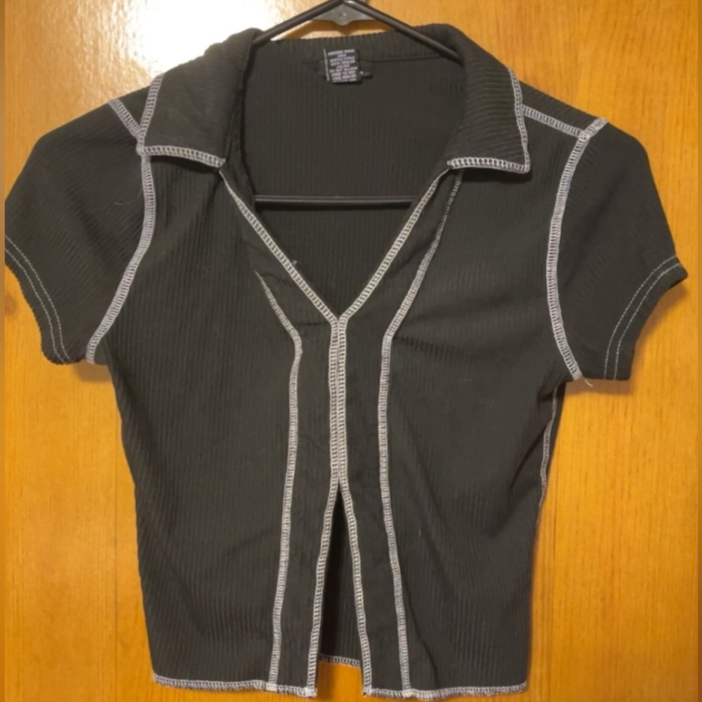 Black, short sleeved, ribbed, open top.